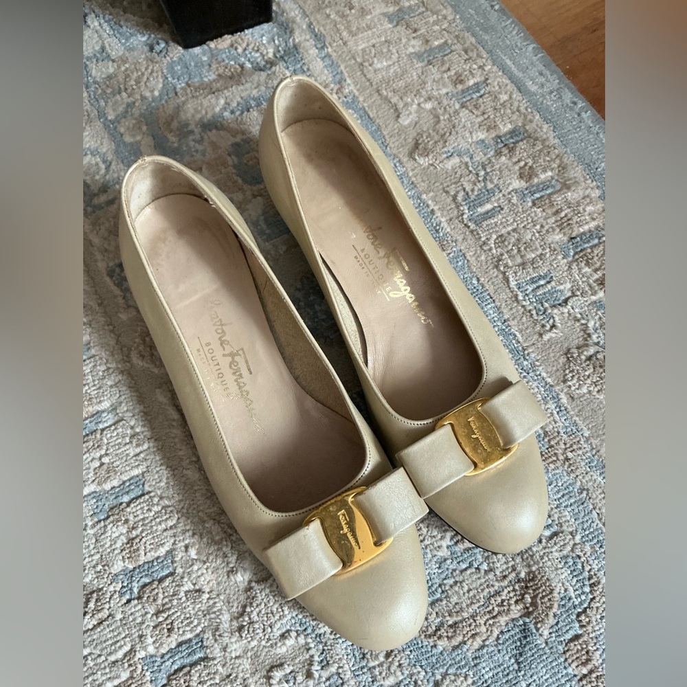 Salvatore Ferragamo Gold-Tone Bow Cream Flats